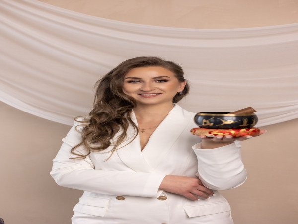 Chicago’s Channeler & Healer Victoria Basil Featured in International Best-Seller