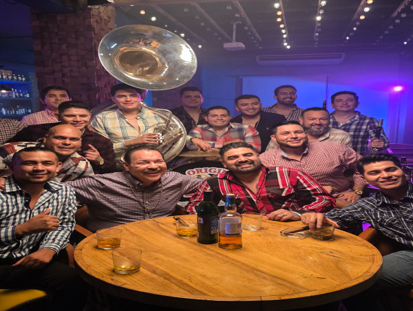 LA ORIGINAL BANDA EL LIMÓN Y JULIO PRECIADO ESTRENAN EL VIDEO OFICIAL DE 'TRAGUITOS DE LICOR'