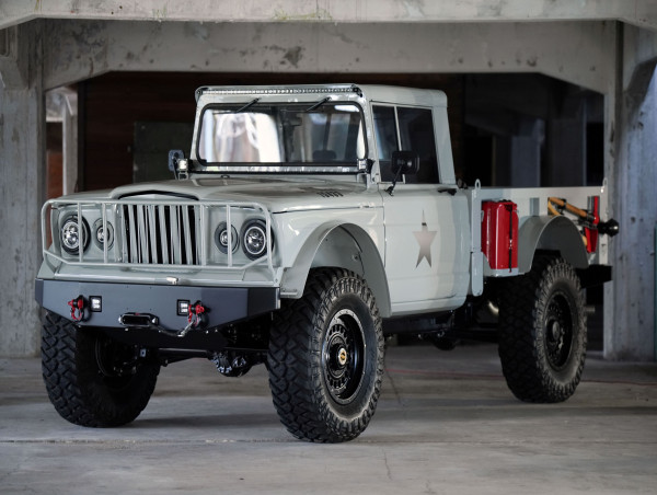  A Classic Jeep Reborn: Blacksmith Garage’s Custom Kaiser M715 Fuses Military History with Luxury and High Performance 