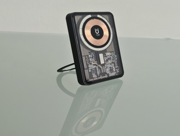 Smarte Ladefunktionen im stilvollen Design: Die Powerbank mit integriertem Standfuß RealPower PB-5000 MAG Watch