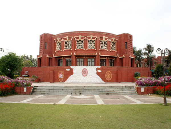 Indian Institute of Management Lucknow invites Applications for blended MBA Tailored to Mid-Career Professionals
