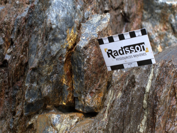 Radisson découvre de l'or visible exceptionnel dans une tranchée de surface à trente mètres de la carothèque et du bureau d'O'Brien