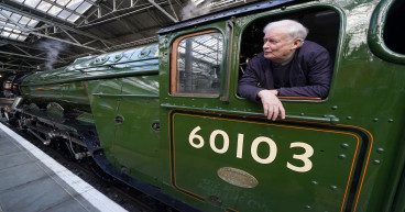 Flying Scotsman steams into Edinburgh to mark centenary