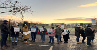  Teaching union defers strike action after members show support for new pay deal 