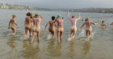 Annual Sydney nudie dip crowd in world record attempt