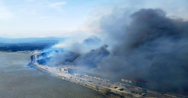  Hundreds flee wildfire in coastal city in South Korea 