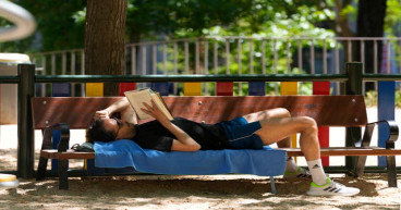 Spain swelters in ‘unbearable’ heatwave as drought drives up olive oil prices