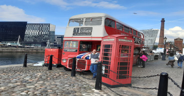  Record-breaking royal memorabilia collector flies across world for coronation 