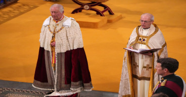 Live: Charles makes history with public prayer before being crowned King