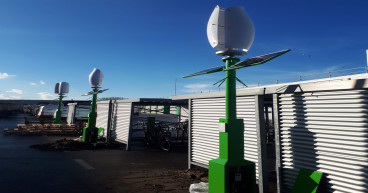 Funcionários da cidade recarregam suas bicicletas elétricas com os sistemas da Flower Turbines.