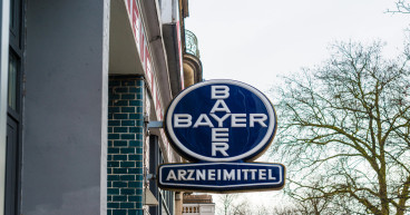Bayer share price is in a freefall: is it safe to buy the dip?