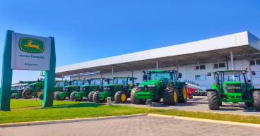 Deere reports a strong Q2 but trims guidance