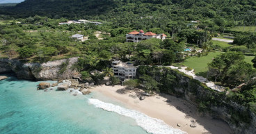 2 Luxurious Beachfront Resorts in the Cayman Islands and Dominican Republic to be Auctioned