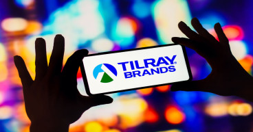 Tilray stock price crashes below $1: buy the dip or sell the rip?