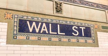 Dow sinks over 400 points, S&P retreats from highs amid Walmart scare
