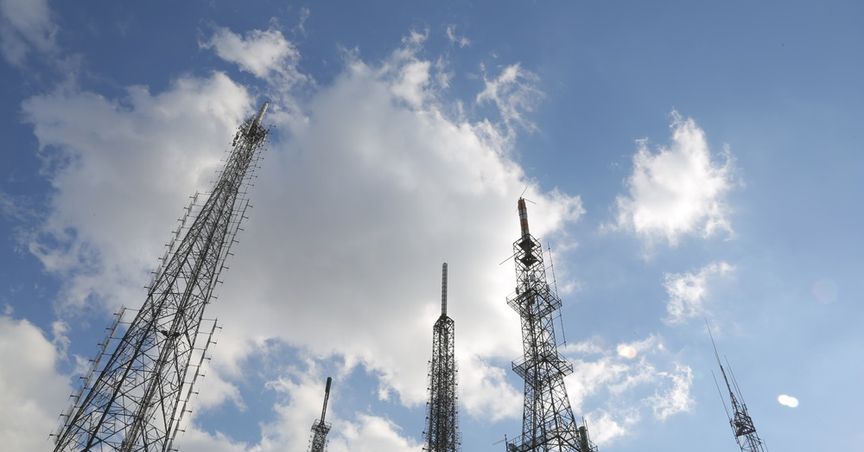 Rogers Communications (TSX:RCI.A) Reports 8% YoY Revenue Drop in 2020