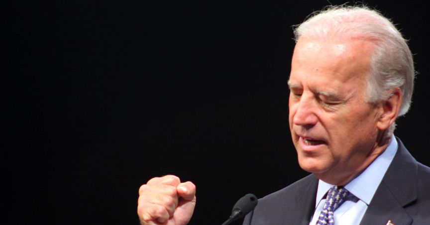  Biden revs up EV push, sets goal for 2030 