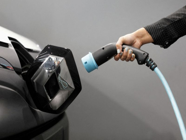 La France et l’Espagne ont récemment promis de cesser de vendre des véhicules à essence