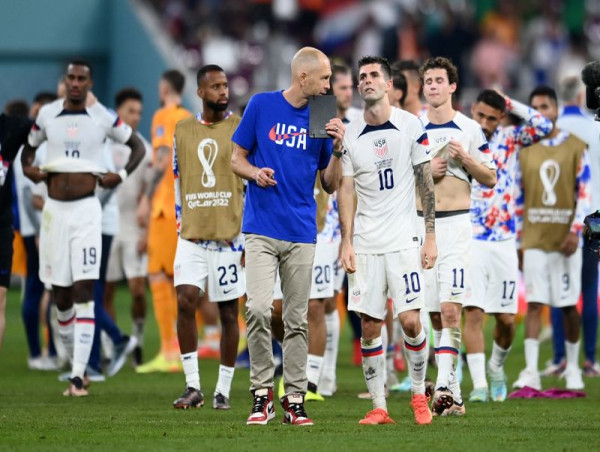 Soccer-Dutch full backs show the way to the quarter-final