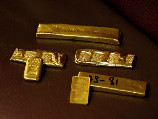 Gold clings near $1,800 on soft dollar as China relaxes COVID curbs