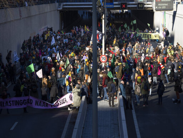 Climate activists block main road into The Hague