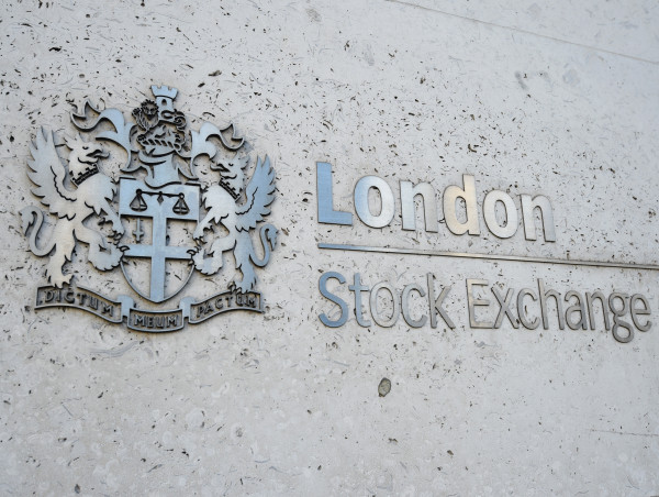  FTSE 100 pulls back slightly after striking new record 