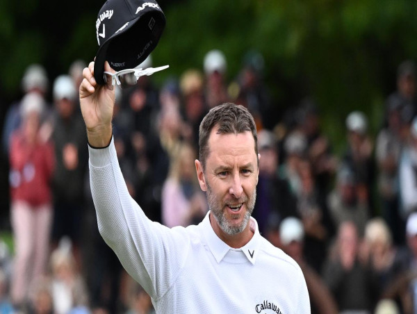  Australian golfer Brendan Jones salutes at the NZ Open 