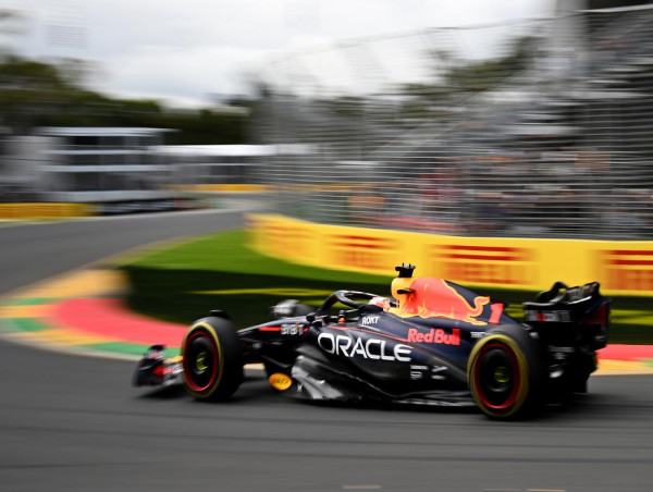  Verstappen takes pole at Australian F1 grand prix 