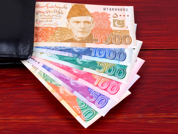  Pakistanis living abroad sent £2 billion home in March 