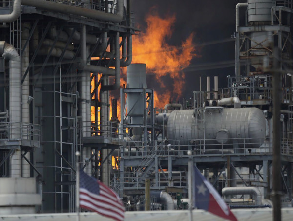  Shell chemical plant in Texas catches fire 
