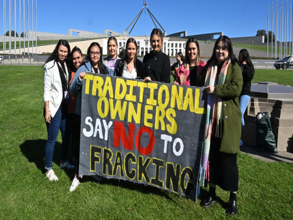  Traditional owners call for ban on shale gas fracking 
