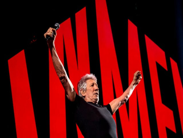  Roger Waters releases statement as police investigate concert costume 