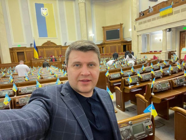  Ukrainian politicians shelter underground during daytime attack on Kyiv 