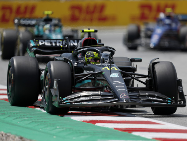 Lewis Hamilton lucha en la 12ª posición mientras Max Verstappen y Red Bull dominan en España