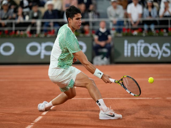  Carlos Alcaraz relishing chance to play Novak Djokovic in French Open semi-final 