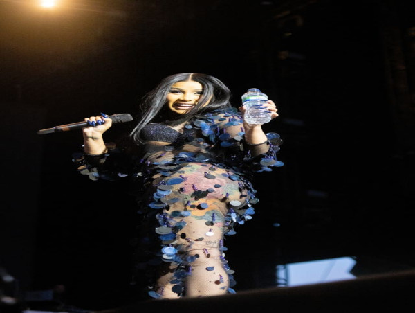 US Police Drop Battery Investigation Following Cardi B Microphone Throw ...