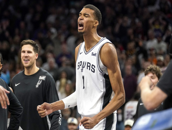  San Antonio Spurs record dramatic upset against Phoenix Suns in dying seconds 