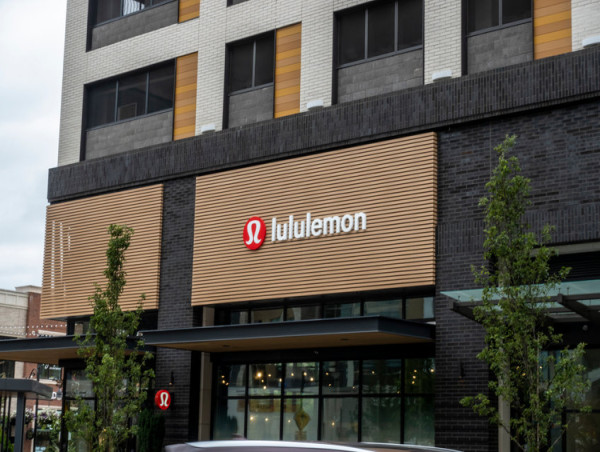  It’s time to move to the sidelines in Lululemon stock: Wells Fargo 