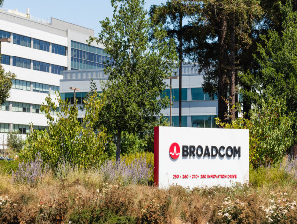  Broadcom (AVGO) stock is in a correction: buy the dip or sell the rip? 