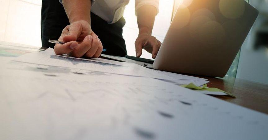  ASX 200 Tech Surge: Are IT Stocks Outperforming Materials? 
