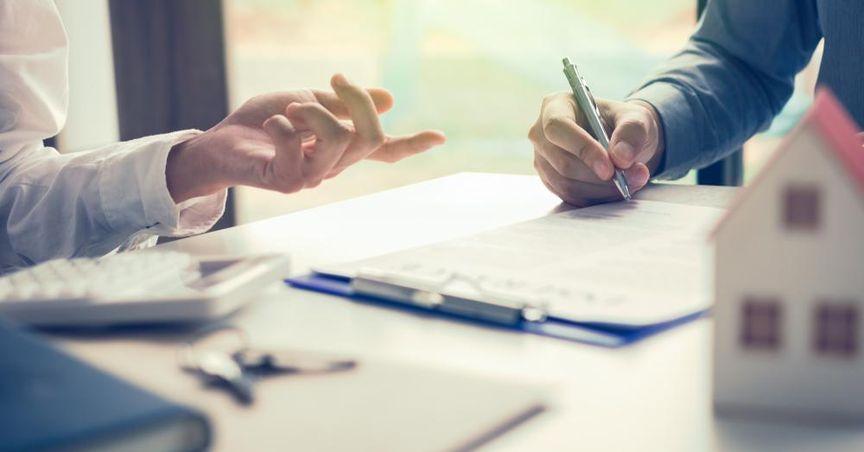  Schroders (LON:SDR) Examining the Challenges Behind the Decline 