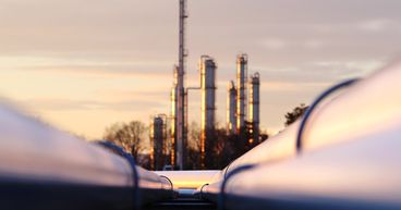 Enbridge and Canadian Natural Resources: 2 Hot Oil & Gas Stocks on TSX