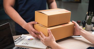 What significant factors led Royal Mail to deliver record parcel numbers amid pandemic?
