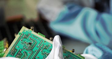 ASML Holding Shares Rally on Higher 2021 Sales Estimate