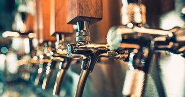 2 climate-conscious pub and restaurant stocks for growth in 2022