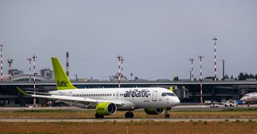 Airlines must operate more flights to retain slots: 2 FTSE stocks to buy