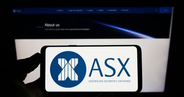ASX 200 slumps alongside commodity prices, energy & material stocks suffer
