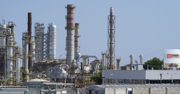 Italy working on bank help for Lukoil plant, direct support an option