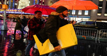 U.S. economy grows strongly in fourth quarter; weekly jobless claims fall