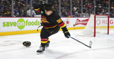 Kuzmenko signs 2-year extension with Canucks